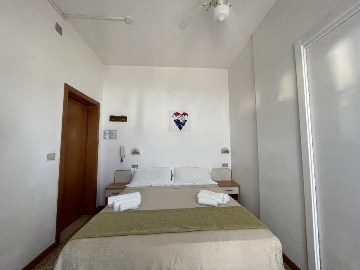 Hotel Alex リミニ エクステリア 写真