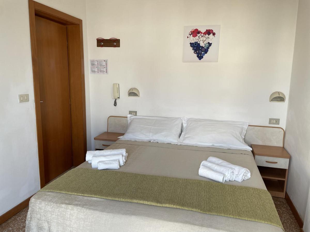 Hotel Alex リミニ エクステリア 写真