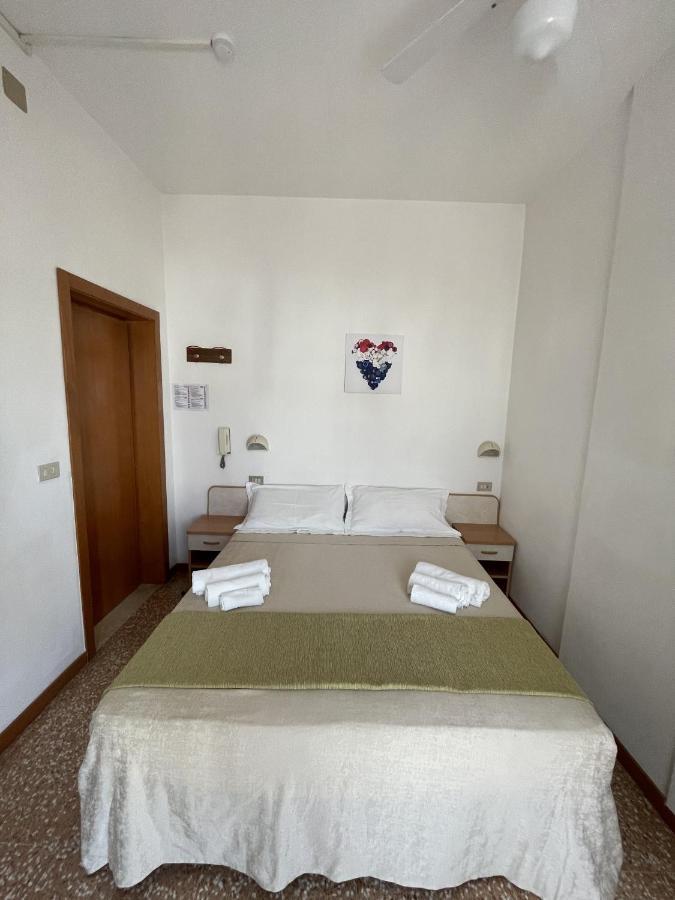 Hotel Alex リミニ エクステリア 写真