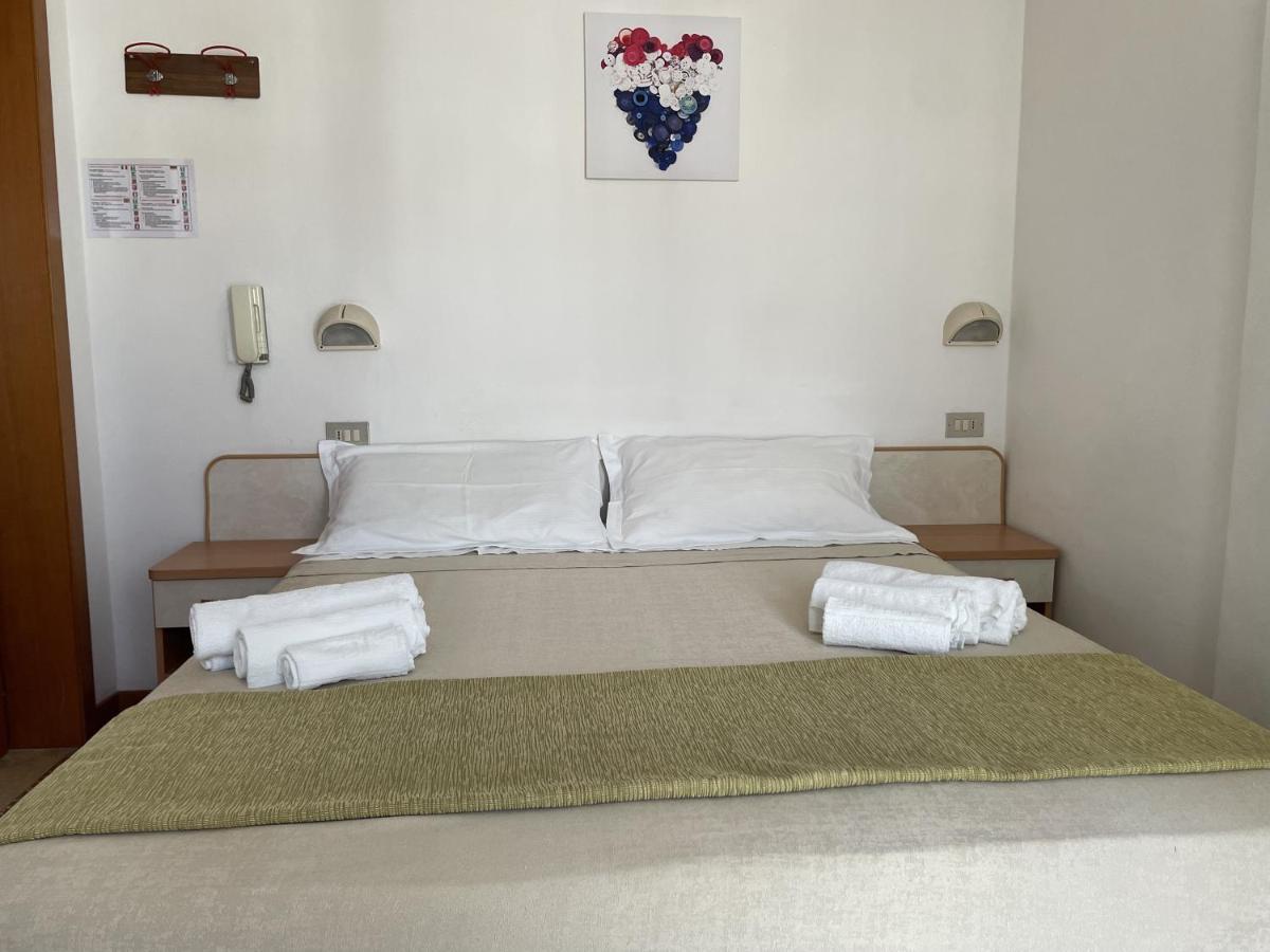 Hotel Alex リミニ エクステリア 写真